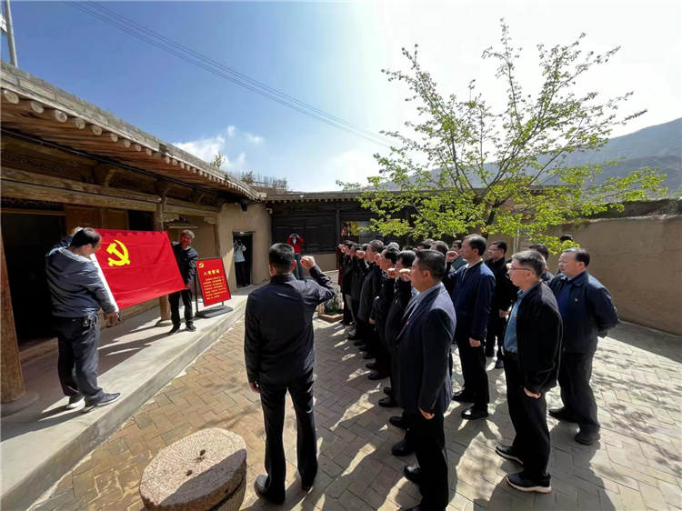 圖為臨夏州紀(jì)委監(jiān)委組織黨員干部在東鄉(xiāng)縣布塄溝黨史教育基地開展革命教育活動(dòng)，賡續(xù)紅色血脈、汲取奮進(jìn)力量、激發(fā)干事熱情。.png