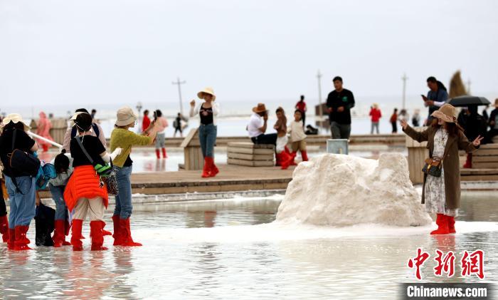 圖為游客在茶卡鹽湖拍照?！⊙Φ?攝