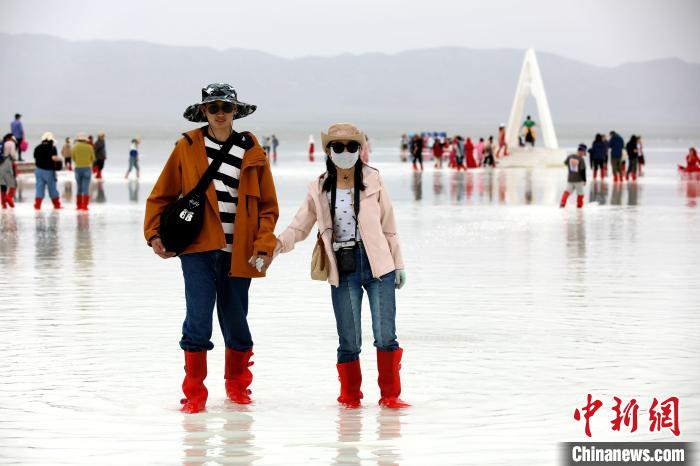圖為游客在茶卡鹽湖之中?！⊙Φ?攝