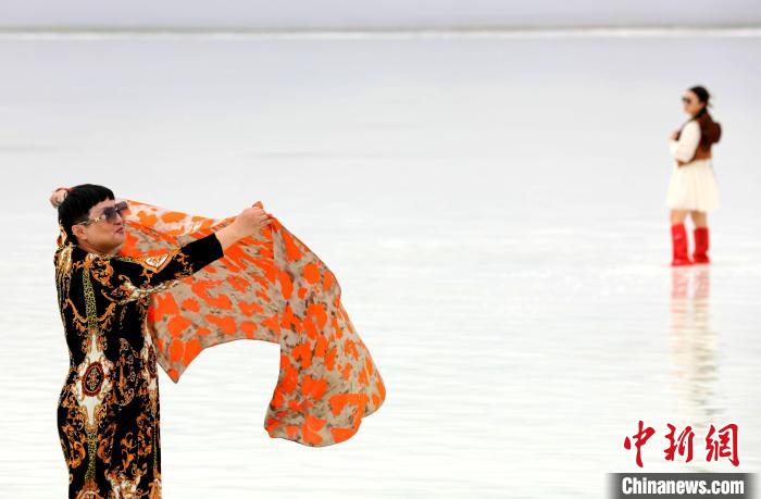 圖為游客在茶卡鹽湖拍照。　薛蒂 攝