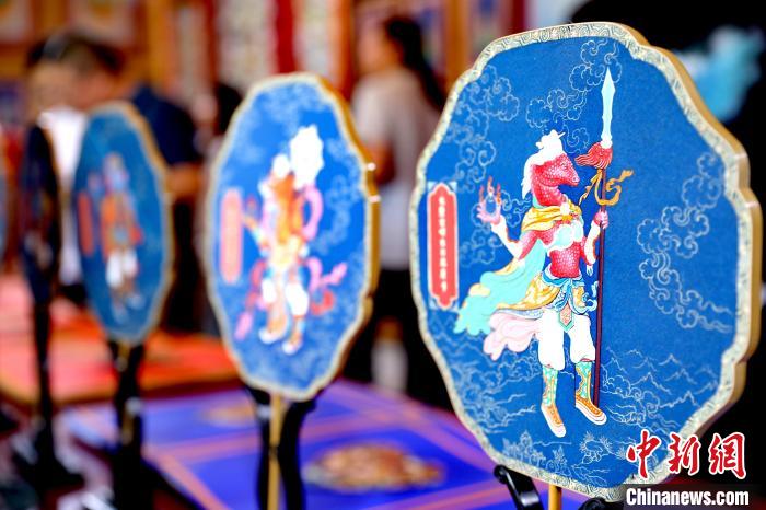 圖為唐卡延伸產(chǎn)品?！⊙Φ?攝