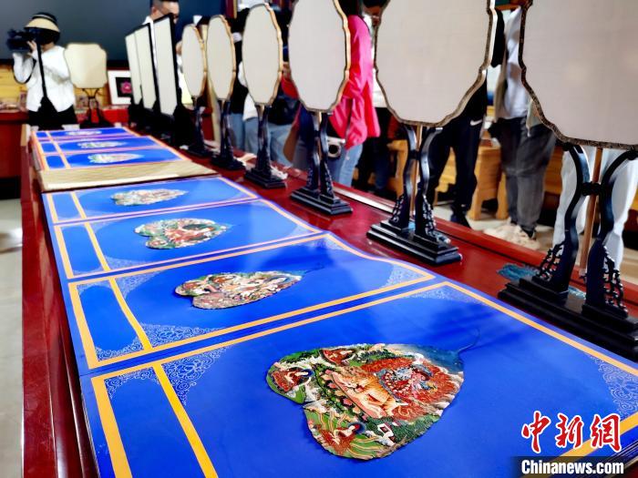圖為唐卡延伸產(chǎn)品?！?zhí)砀?攝