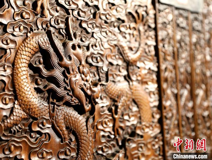 圖為青海永錄民俗博物館內(nèi)珍藏的中式家具細(xì)節(jié)展示?！⊙Φ?攝