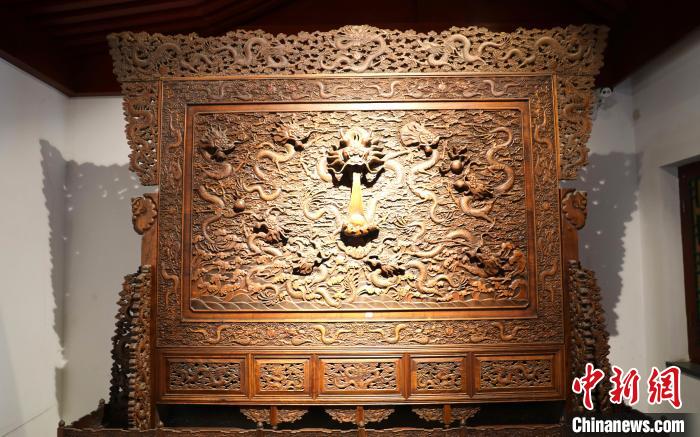 圖為青海永錄民俗博物館內(nèi)珍藏的中式家具?！⊙Φ?攝