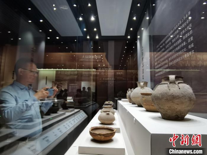 圖為河湟文化博物館展陳的陶器?！?zhí)砀?攝