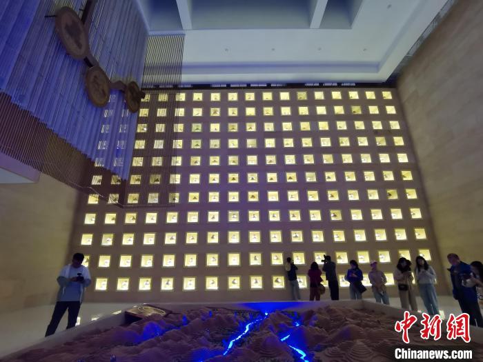 圖為河湟文化博物館序廳的左右彩陶墻放置的374件彩陶?！?zhí)砀?攝