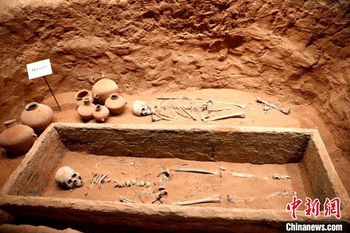 圖為河湟文化博物館復(fù)制展陳的墓葬及其彩陶陪葬品?！⊙Φ?攝