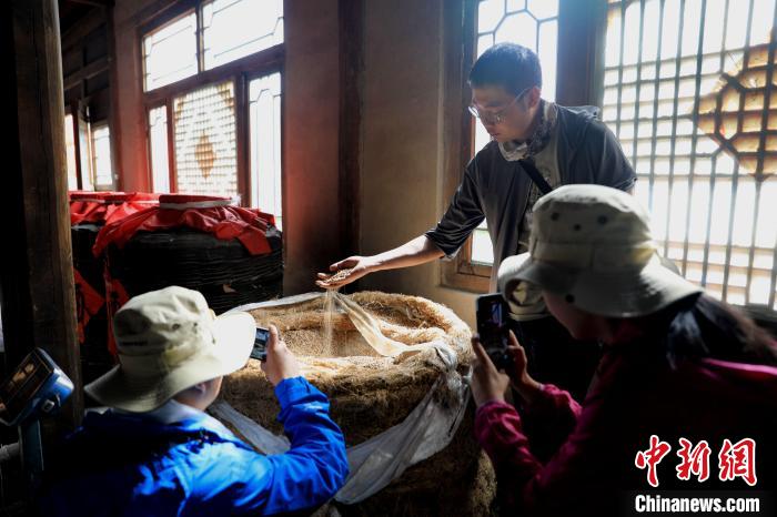 圖為青稞酒文化展示?！⊙Φ?攝