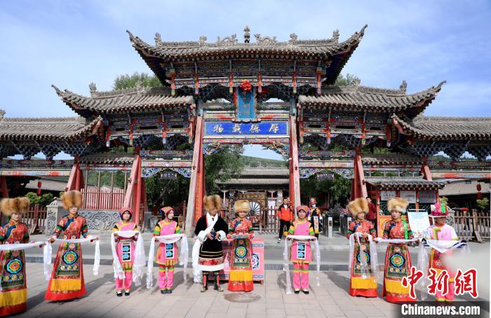 圖為身穿土族服飾的工作人員迎接訪客?！⊙Φ?攝