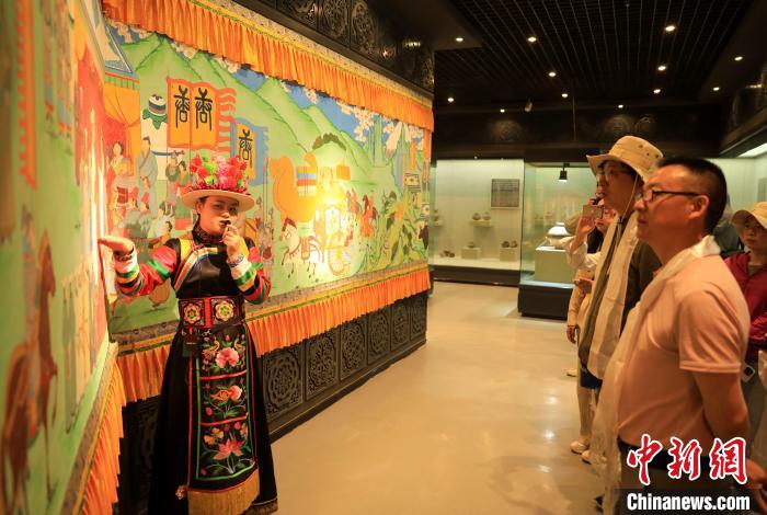 圖為媒體記者了解土族文化。　薛蒂 攝