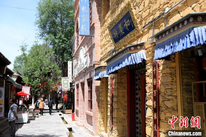 圖為平安驛·河湟民俗文化體驗(yàn)地的門店?！⊙Φ?攝