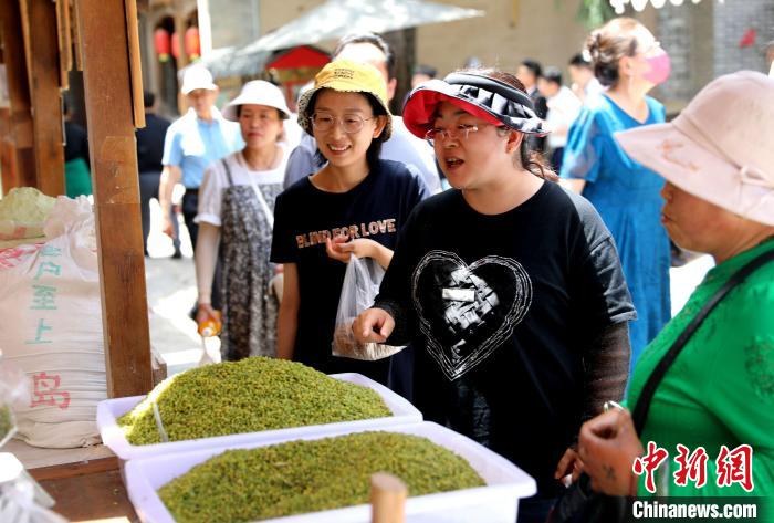 圖為民眾購買青海特色小吃。　薛蒂 攝