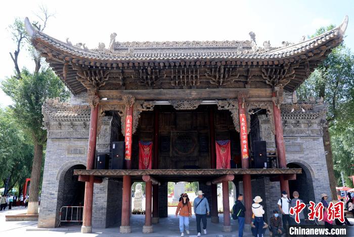 圖為平安驛·河湟民俗文化體驗(yàn)地的戲樓?！⊙Φ?攝