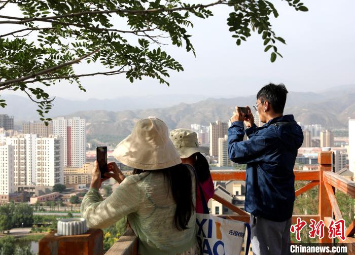 圖為媒體記者登頂朝陽(yáng)山。　薛蒂 攝