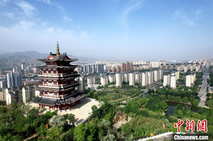 圖為航拍樂(lè)都區(qū)朝陽(yáng)山片區(qū)?！⊙Φ?攝