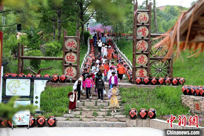 圖為油嘴灣生態(tài)文化景區(qū)的游客?！⊙Φ?攝