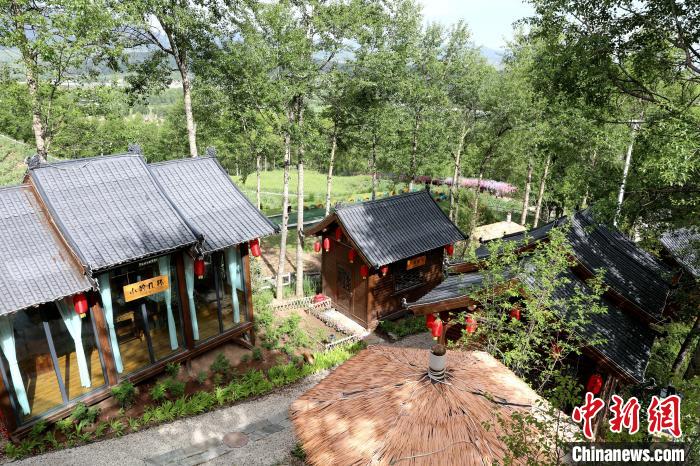 圖為景區(qū)內(nèi)依山而建的民宿?！⊙Φ?攝