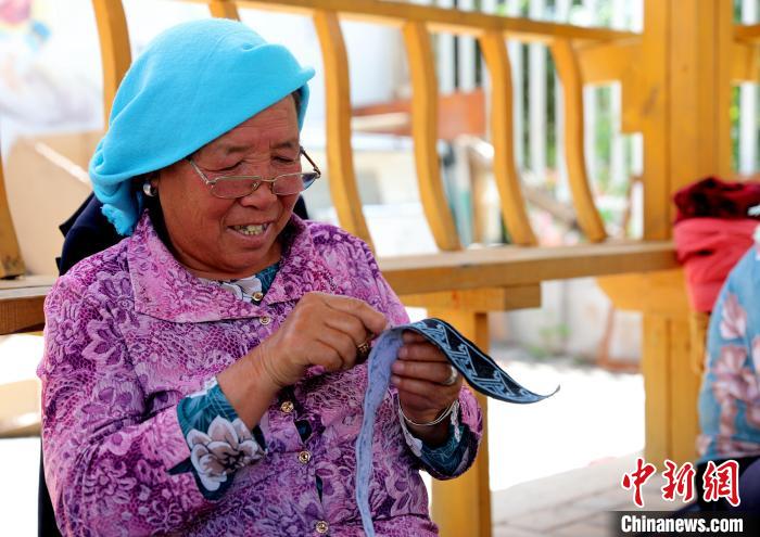 圖為繡娘在土族盤繡園內制作盤繡?！⊙Φ?攝