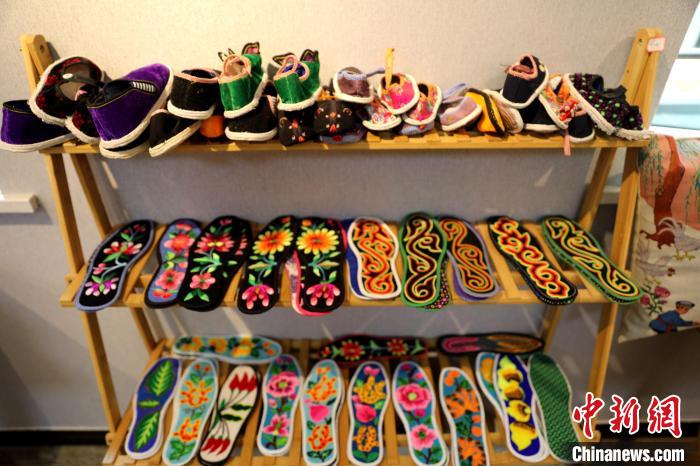 圖為盤繡作品。　薛蒂 攝