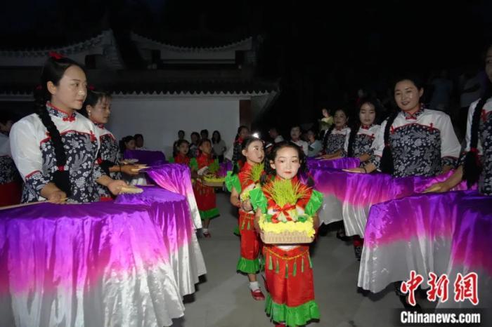 甘肅省西和縣姜席鎮(zhèn)晚霞湖畔，當(dāng)?shù)孛耖g舉行盛大的乞巧儀式。魏朵朵 攝