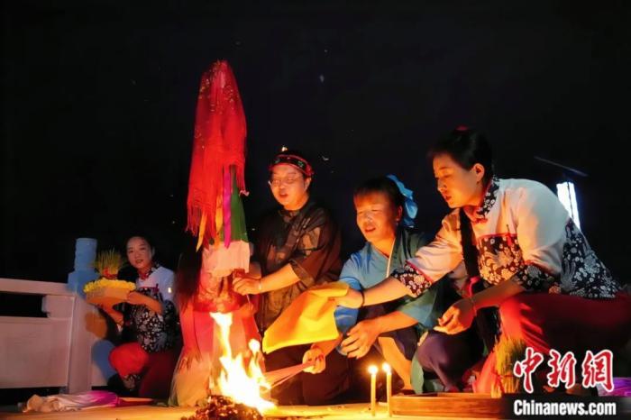 持續(xù)七天八夜的乞巧節(jié)正在西漢水上游的甘肅省西和縣進(jìn)行。西和縣姜席鎮(zhèn)晚霞湖畔，民眾“巧頭”點蠟、炷香、焚裱紙、跪拜，準(zhǔn)備將“巧娘娘”請進(jìn)院。魏朵朵 攝