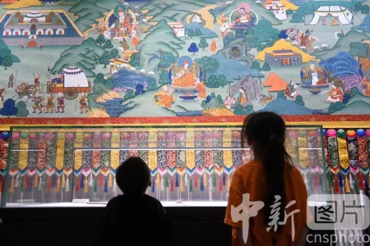 圖為觀眾參觀唐卡《涼州會(huì)盟》。 中新社記者 戴文昌 攝