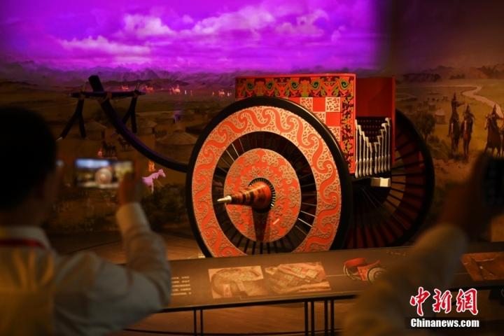 8月16日，甘肅省天水市張家川回族自治縣馬家塬車輿博物館內(nèi)，游客拍攝等比例的戰(zhàn)國西戎車輿復制品。