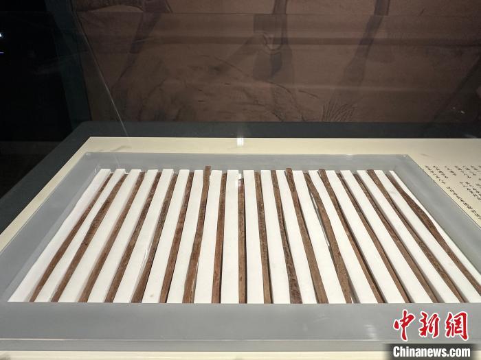 圖為甘肅簡牘博物館展陳的漢簡。中新社記者 戴文昌 攝