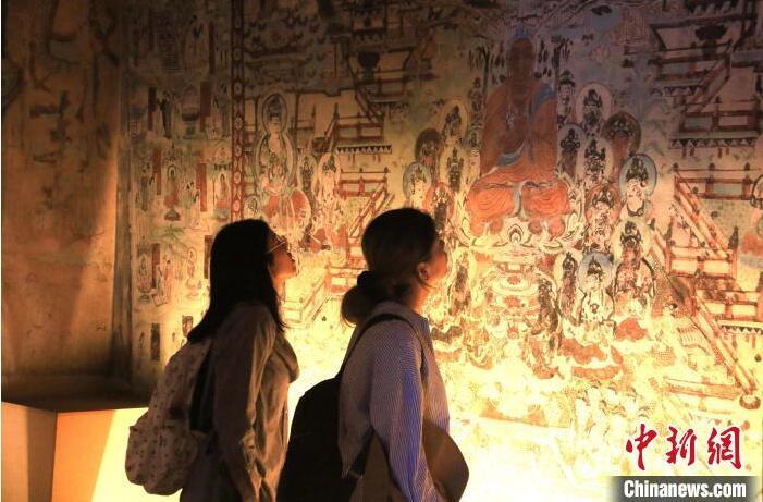2023年8月27日，游客在甘肅省敦煌市博物館參觀文物展。張曉亮 攝(資料圖)