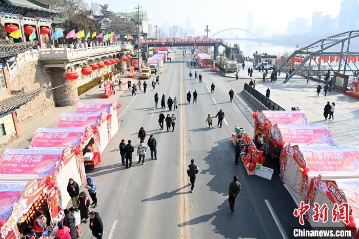 1月30日，蘭州黃河畔的年貨集市吸引顧客選購年貨。九美旦增 攝</p><p>