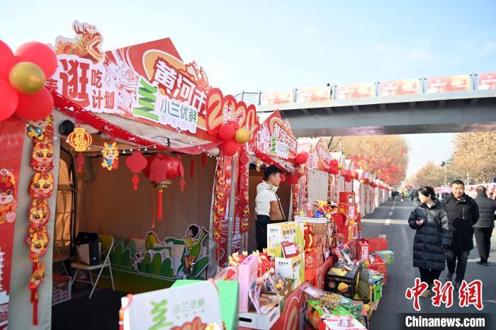 1月30日，蘭州黃河畔的年貨集市吸引顧客選購年貨。九美旦增 攝</p><p>