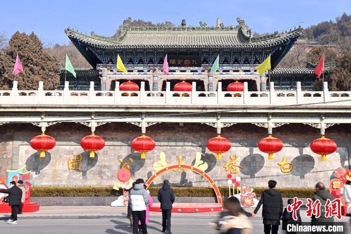 1月30日，裝扮一新的蘭州白塔山公園節(jié)日氛圍濃厚。九美旦增 攝</p><p>