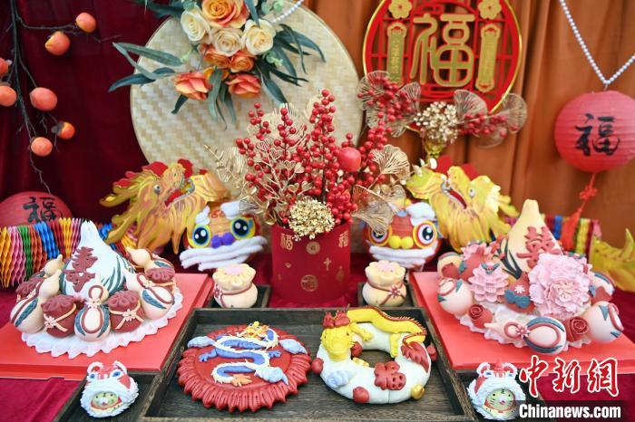 1月25日，春節(jié)臨近，蘭州一花饃店“龍”元素花饃熱銷。圖為展出的“龍”元素花饃。九美旦增 攝