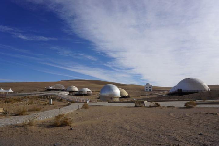 2023年11月28日拍攝的甘肅省武威市民勤縣“摘星小鎮(zhèn)”一角。新華社記者 賈釗 攝