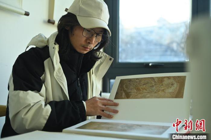 圖為季茂杰研究敦煌文化相關(guān)書(shū)籍。李亞龍 攝</p>
<p>