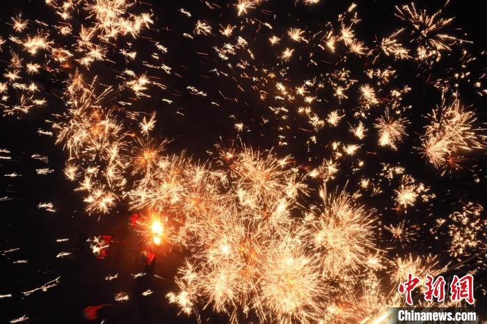 灼熱的鐵水在空中迸散。在空中形成“鐵花火雨”的景象，似天女散花，似群星漫天，如夢(mèng)如幻，美不勝收。侯奇志 攝</p>
<p>