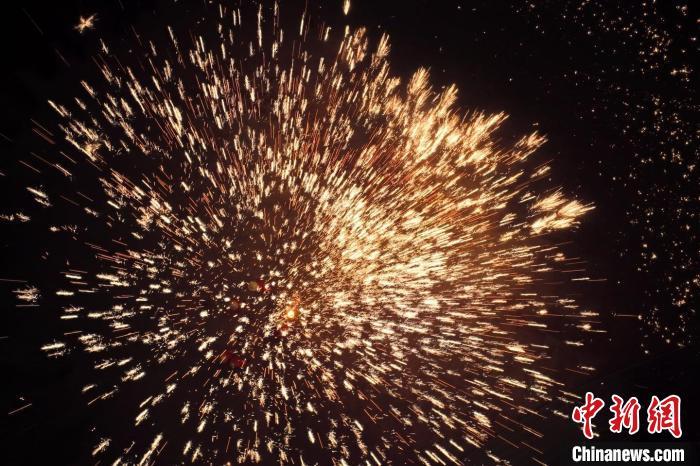 據(jù)悉，“花”與“發(fā)”諧音，取“打花打花，越打越發(fā)”之意?！按蜩F花”不僅蘊(yùn)含著人們祈福納祥的美好愿望，也展現(xiàn)了民間生鐵冶煉傳統(tǒng)技藝的工匠精神。侯奇志 攝