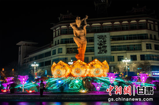 2024年春節(jié)期間，敦煌市中心盤旋路上的反彈琵琶燈組。王斌銀 攝