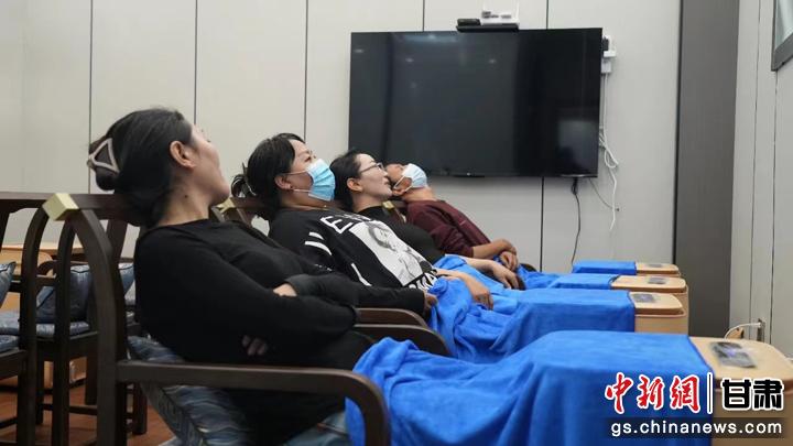 圖為當(dāng)?shù)鼐用耋w驗(yàn)藏醫(yī)院診療。卓瑪草 攝