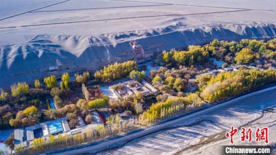 2022年11月，航拍深秋季節(jié)的莫高窟?！　⊥醣筱y 攝