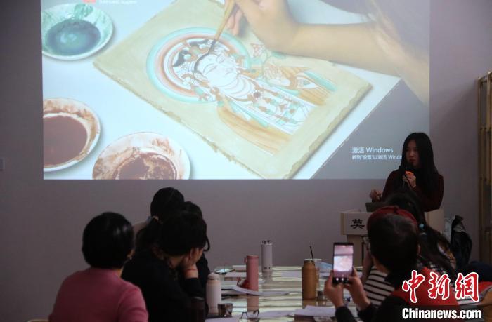 2023年2月，在敦煌研究院莫高學(xué)堂，研學(xué)導(dǎo)師給學(xué)員講授敦煌壁畫臨摹技法。　　張曉亮 攝