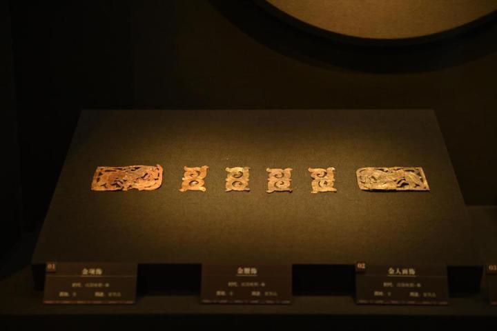 張家川縣馬家塬車輿博物館展陳的馬家塬遺址出土的金項(xiàng)飾、金腰飾、金人畫飾等。李亞龍 攝　　