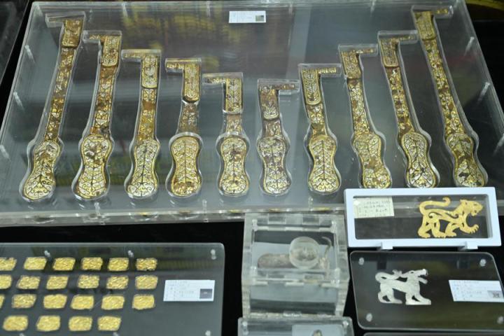 張家川馬家塬出土的金帶飾、大角羊、人形鉛俑及狼形銀車輿飾等文物。