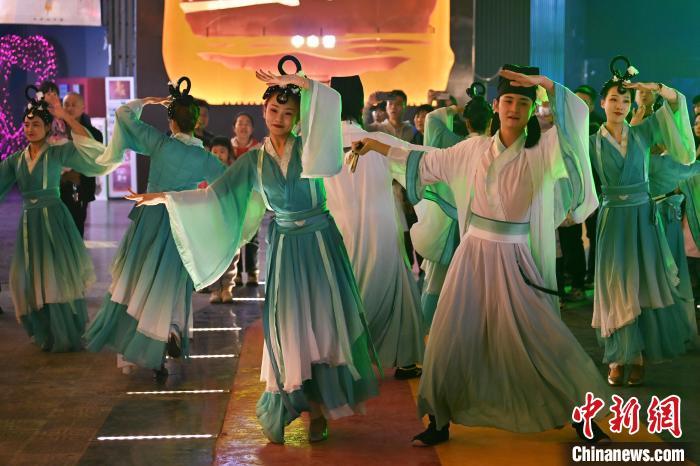 圖為工作人員進(jìn)行舞蹈表演。李亞龍 攝</p>
<p>