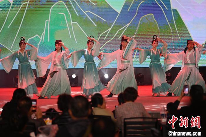 圖為工作人員進(jìn)行舞蹈表演。李亞龍 攝