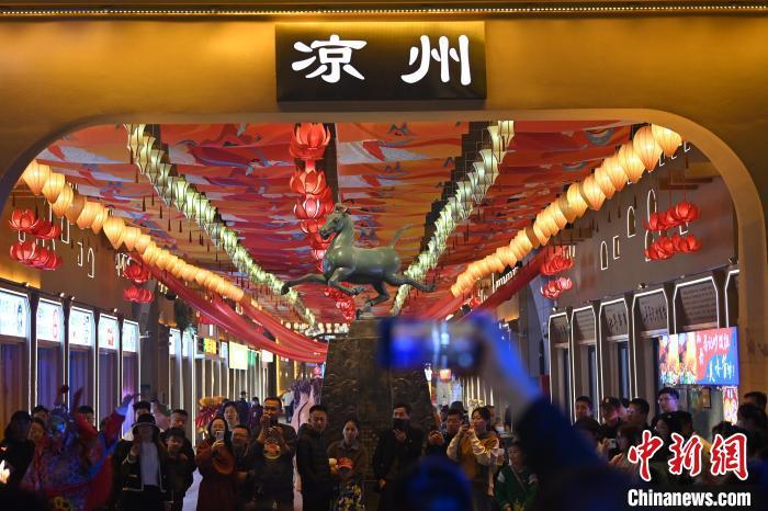 圖為游人拍攝煥然一新亮相的街區(qū)。李亞龍 攝</p><p>