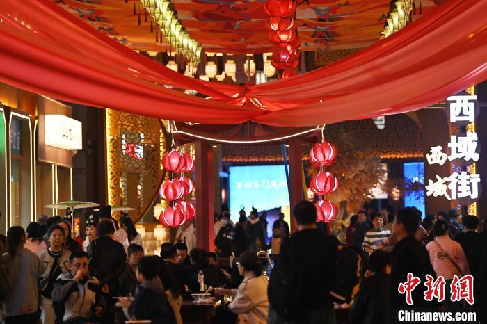 圖為街區(qū)現(xiàn)場(chǎng)游客絡(luò)繹不絕。李亞龍 攝</p><p>