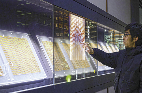 3月6日，工作人員在荊門(mén)市博物館新館內(nèi)楚簡(jiǎn)展廳展示使用互動(dòng)裝置。新華每日電訊記者　胡競(jìng)文