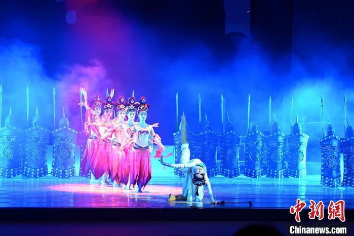 2023年2月18日，蘭州歌舞劇院創(chuàng)排的大型舞劇《大夢敦煌》?！　【琶赖┰?攝