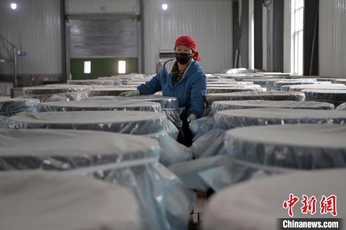 5月10日，工作人員檢查裝有酒糟的壇子。九美旦增　攝